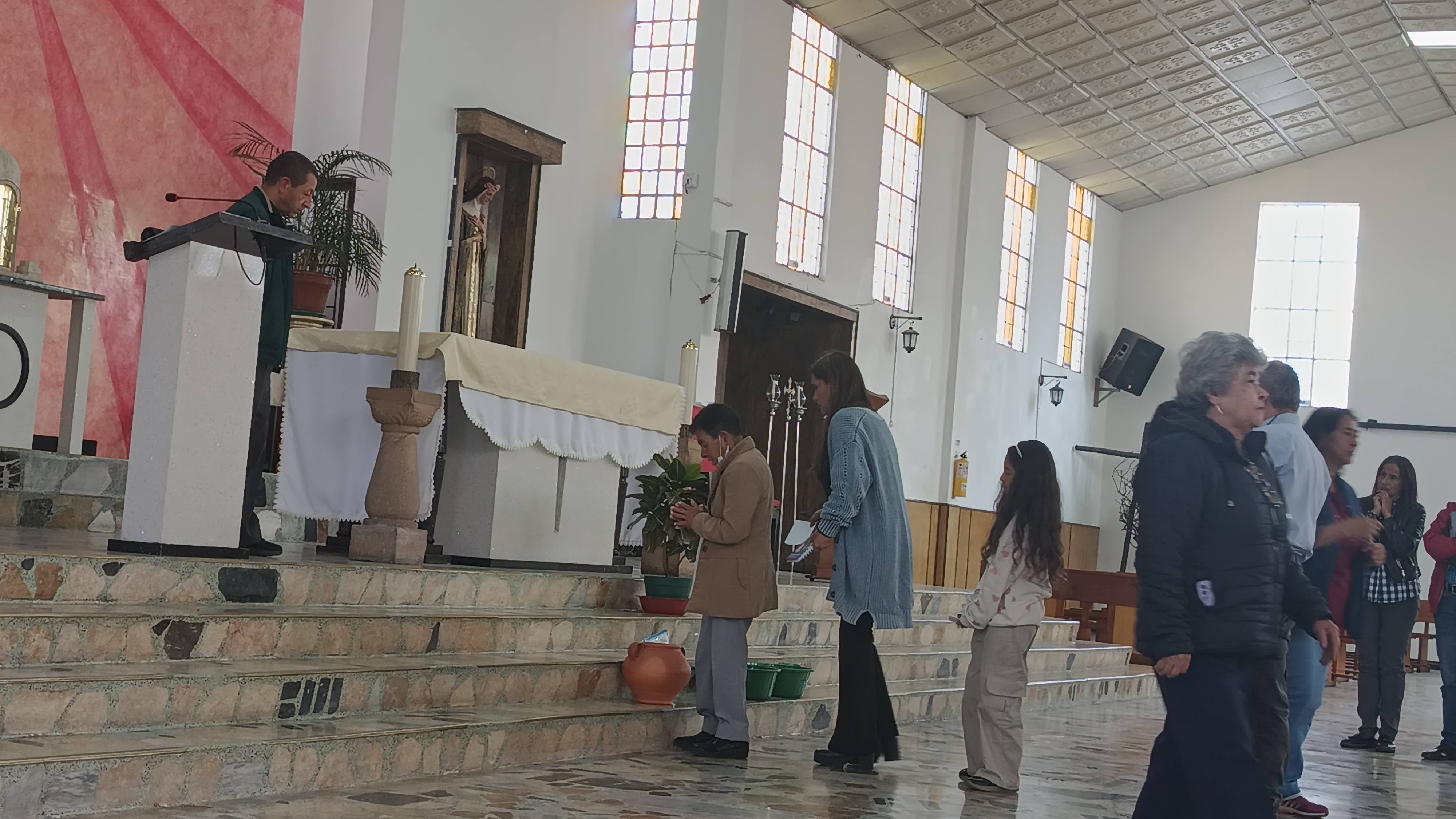 En días pasados se llevó a cabo la formación para los ministros extraordinarios de la sagrada comunión pertenecientes a la vicaría de episcopal del Espíritu Santo. estas jornadas de formación permitieron conocer diferentes parroquias del arciprestazgo, al igual que conocer a los párrocos y parte de la comunidad de estas parroquias. Durante estos encuentros formativos los ministros; tanto nuevos como los que estaban renovando la misión, tuvieron la oportunidad de formarse con base en diferentes técnicas pedagógicas que les permitieron profundizar y acrecentar el deseo de servir en sus comunidades llevando la Sagrada Forma a los enfermos y apoyando al sacerdote en las eucaristías que así lo requieran. Las fotos que acompañan esta nota dan cuenta de éstas jornadas formativas y de la ceremonia de institución, en la parroquia Nuestra Señora del Rosario de Fátima. Que el Dios de la Vida acompañe la misión de éste ministerio para que sea testimonio de unidad y misericordia en las diferentes comunidades a las que pertenecen.