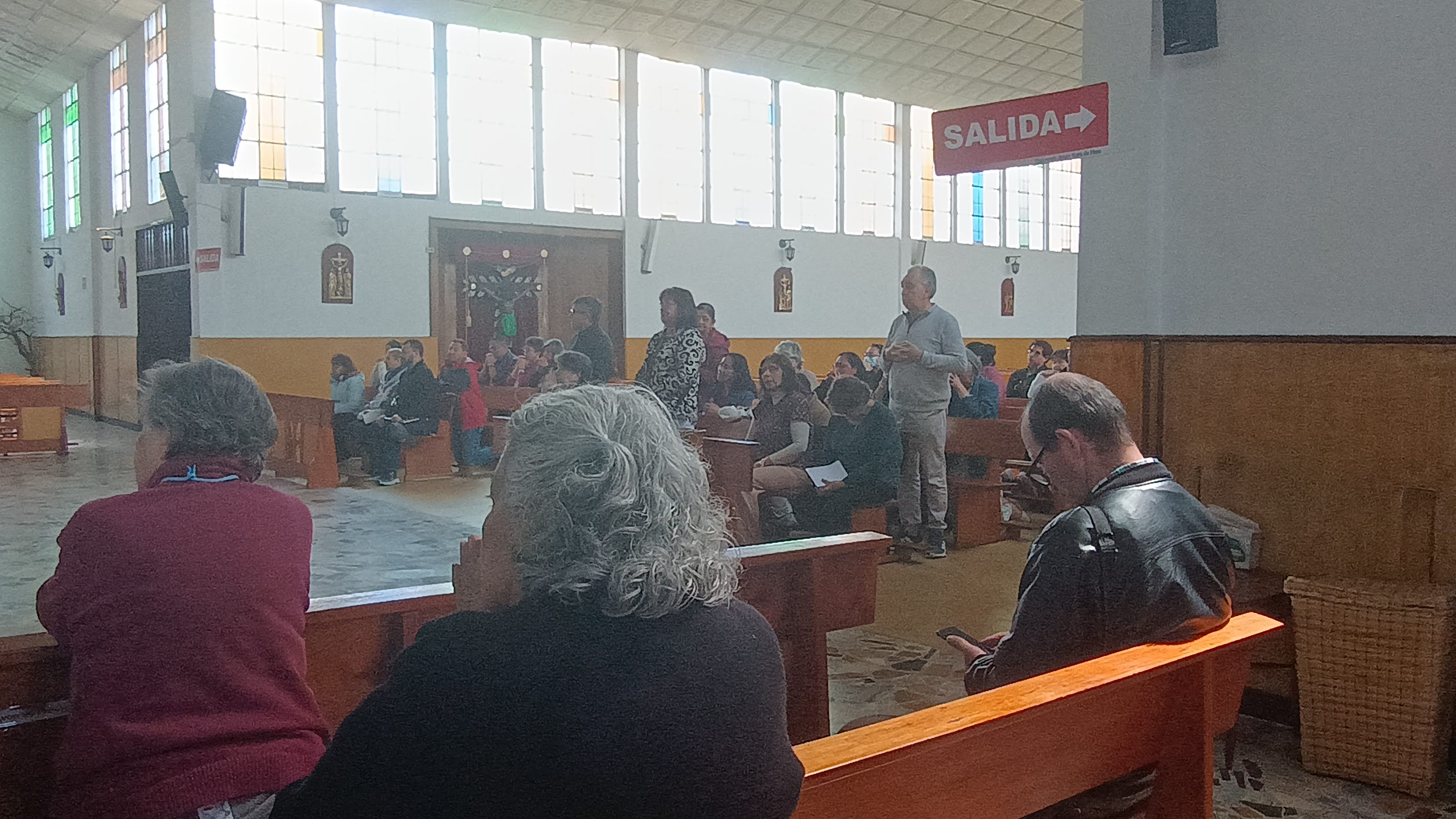 En días pasados se llevó a cabo la formación para los ministros extraordinarios de la sagrada comunión pertenecientes a la vicaría de episcopal del Espíritu Santo. estas jornadas de formación permitieron conocer diferentes parroquias del arciprestazgo, al igual que conocer a los párrocos y parte de la comunidad de estas parroquias. Durante estos encuentros formativos los ministros; tanto nuevos como los que estaban renovando la misión, tuvieron la oportunidad de formarse con base en diferentes técnicas pedagógicas que les permitieron profundizar y acrecentar el deseo de servir en sus comunidades llevando la Sagrada Forma a los enfermos y apoyando al sacerdote en las eucaristías que así lo requieran. Las fotos que acompañan esta nota dan cuenta de éstas jornadas formativas y de la ceremonia de institución, en la parroquia Nuestra Señora del Rosario de Fátima. Que el Dios de la Vida acompañe la misión de éste ministerio para que sea testimonio de unidad y misericordia en las diferentes comunidades a las que pertenecen.